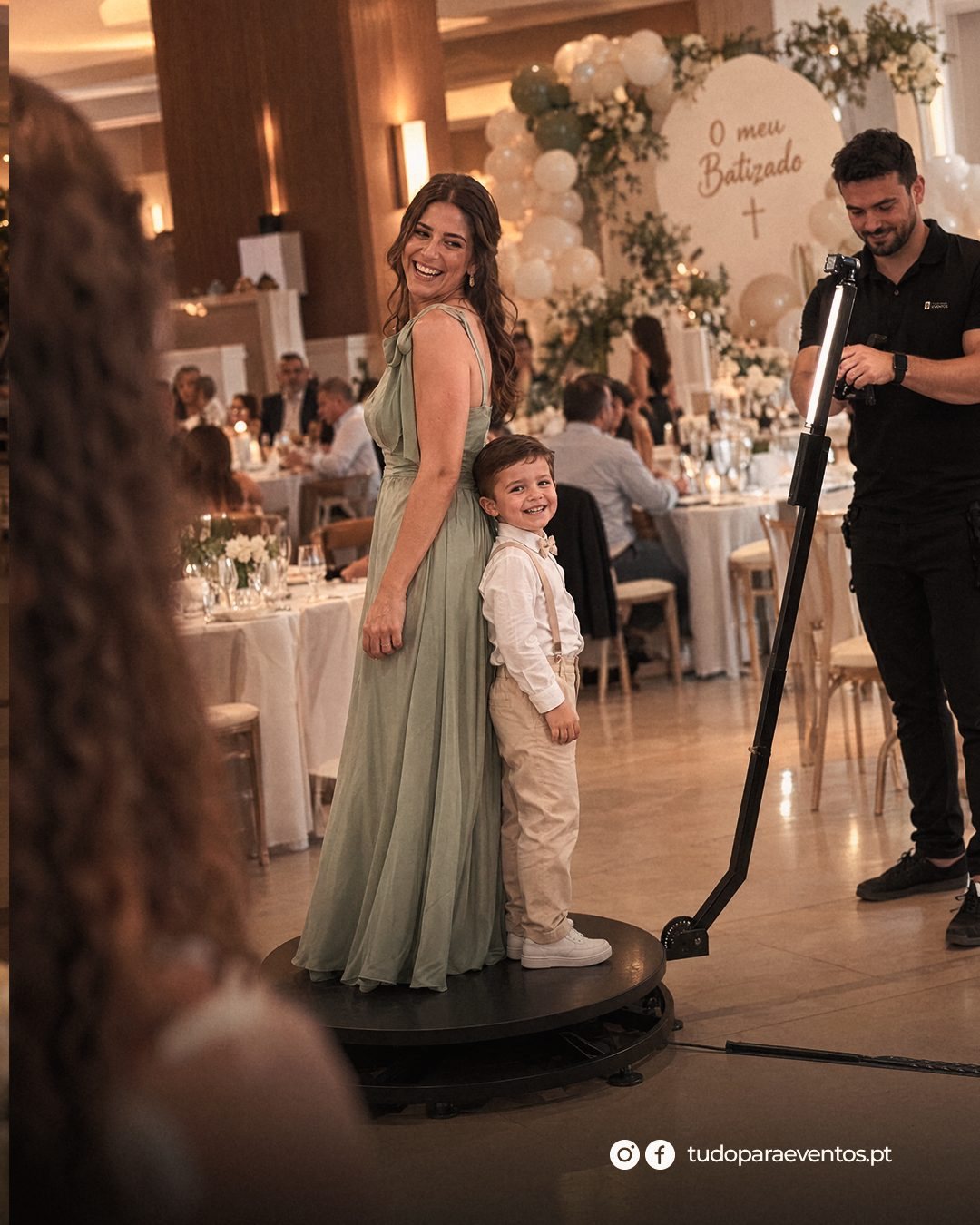 Mãe e filho no Video Booth 360° num batizado